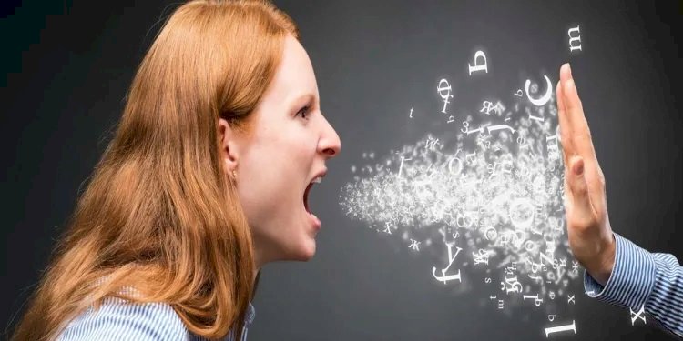 Қоғамдық орында бейәдеп сөйлеген әйел қамауға алынды