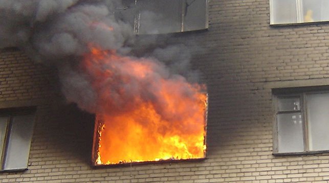 Таразда бес қабатты үй өртеніп, 100 адам эвакуацияланды