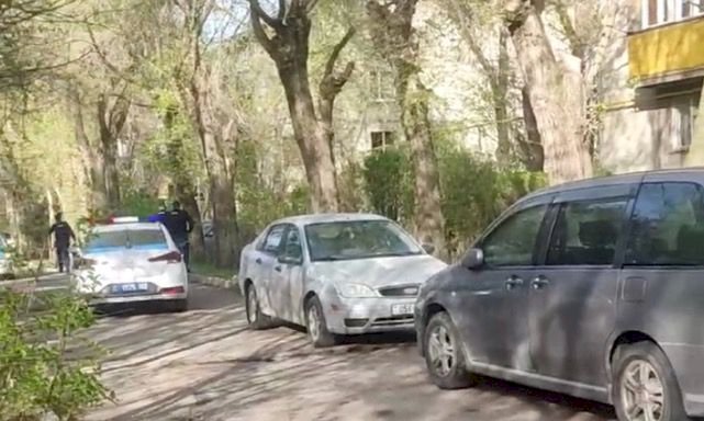 Алматыда ер адам пәтердің терезесінен аңшы мылтығымен оқ атқан