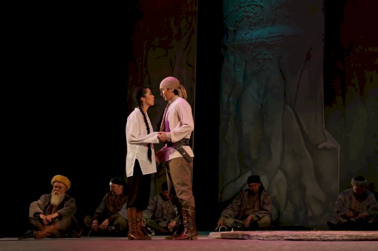 Қос ғашық –  сахнада