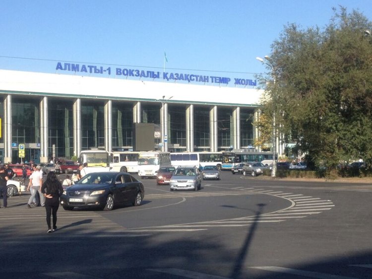 Екі  Алматыны жалғаған даңғыл