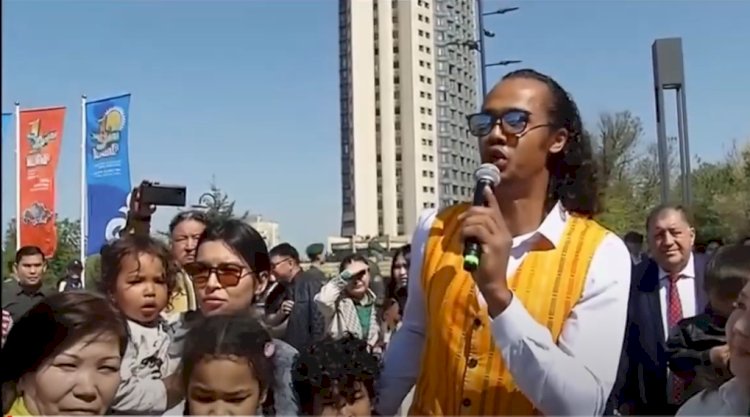 Алматылық Дэниел Джеймс қала тұрғындарын мерекемен құттықтады