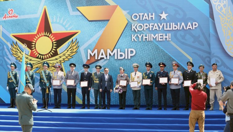 Алматыда Отан қорғаушылар күніне арналған мерекелік концерт өтті