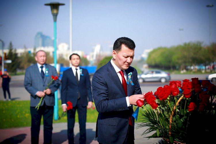Ерлан Қарин елордадағы Рақымжан Қошқарбаевтың ескерткішіне гүл шоғын қойды