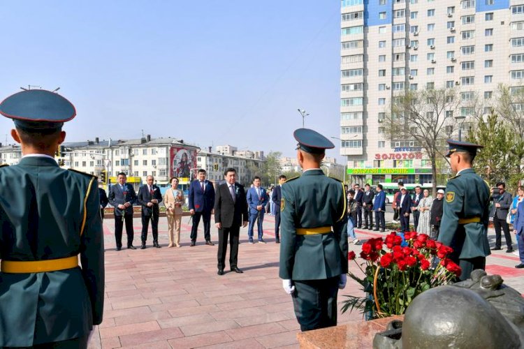 Мәжіліс төрағасы Әлия Молдағұлованың ескерткішіне гүл шоғын қойды