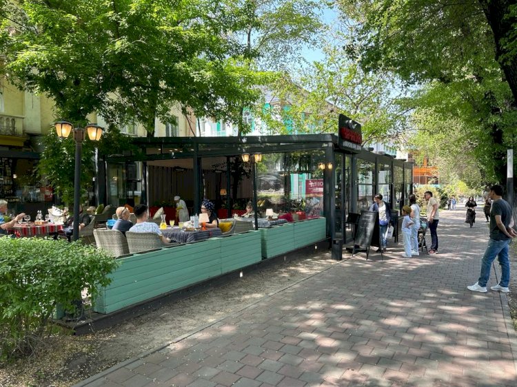 Алматыда сот шешімі бойынша мейрамхананың жазғы террассасы сүріледі