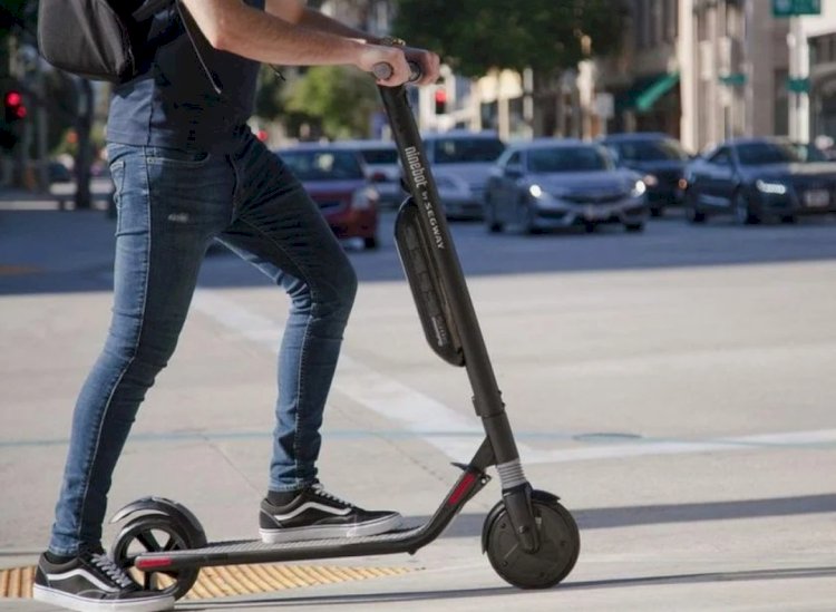 Алматыда самокатшының кесірінен машинист пойызды шұғыл тоқтатуға мәжбүр болды