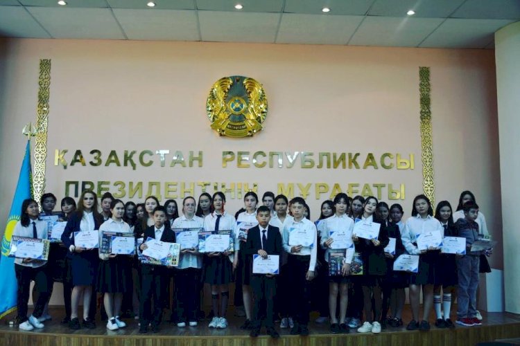 Президент Архиві жас зерттеушілерді марапаттады