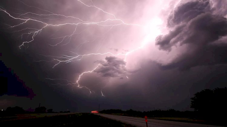 Елімізде ұшаққа найзағай түсті