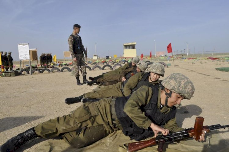 Теңіз жаяу әскерлерінің жас сарбаздары алғаш рет жауынгерлік атыс жүргізді