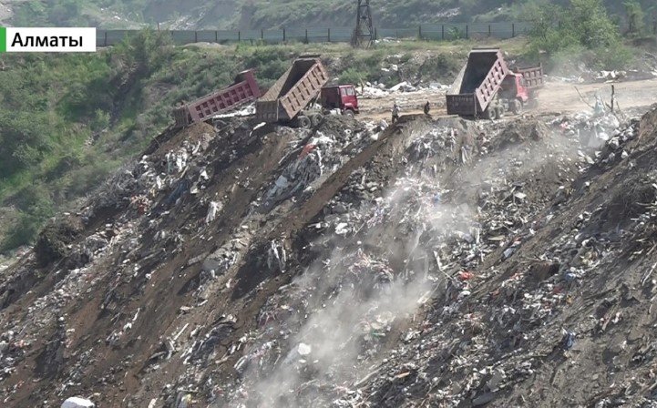 Қоқыс полигоны балалардың ойын алаңына айналды