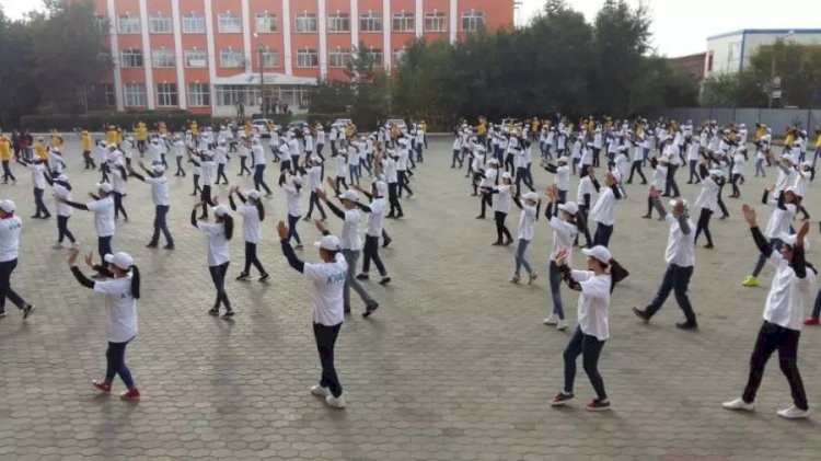 Алматыда балалар «Қара жорға» билейді