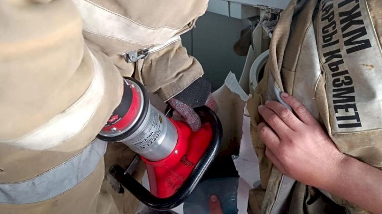 Бес жасар қыз кір жуатын машинада кептеліп қалды