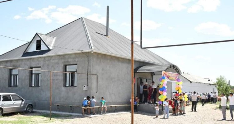 Мектеп түлектері жалғызбасты анаға үй салып берді