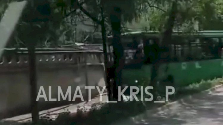 Алматыда автобус әкімшілік ғимаратқа соқтығысты