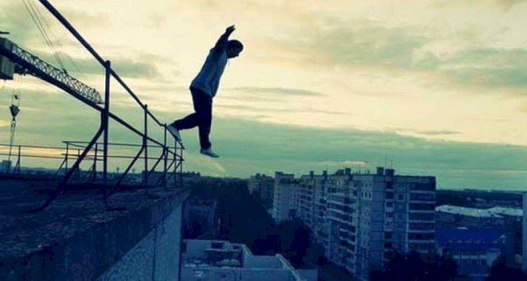 Алматыда ер адам 13 қабаттан секіріп кетті