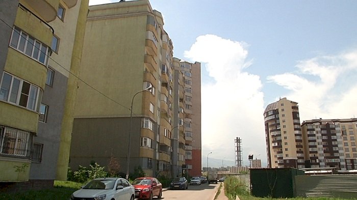 Алматыда көпқабатты үйдің қасбеті  түсіп қалды