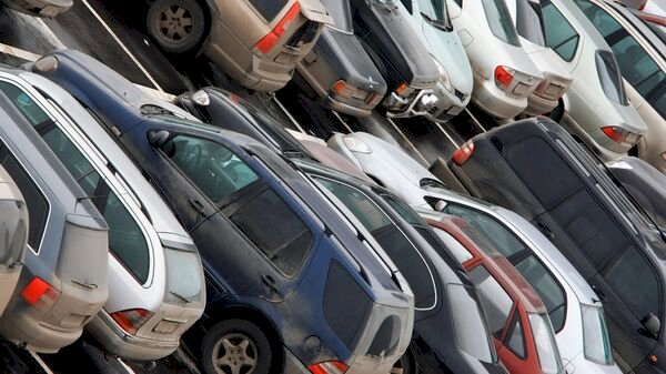 Алматыда айыппұл төлемеген бес көлікті арнайы тұраққа қойды