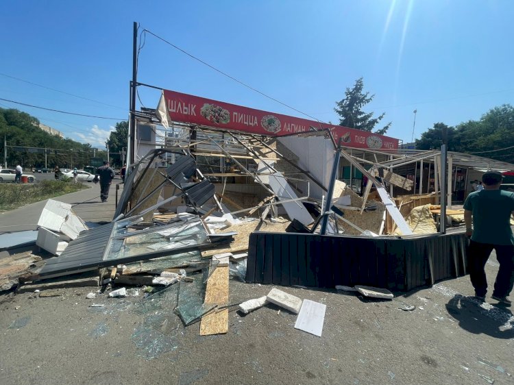 Алматыда сот шешімі бойынша Алматыда дүңгіршектері бар жазғы кафені сүру басталды