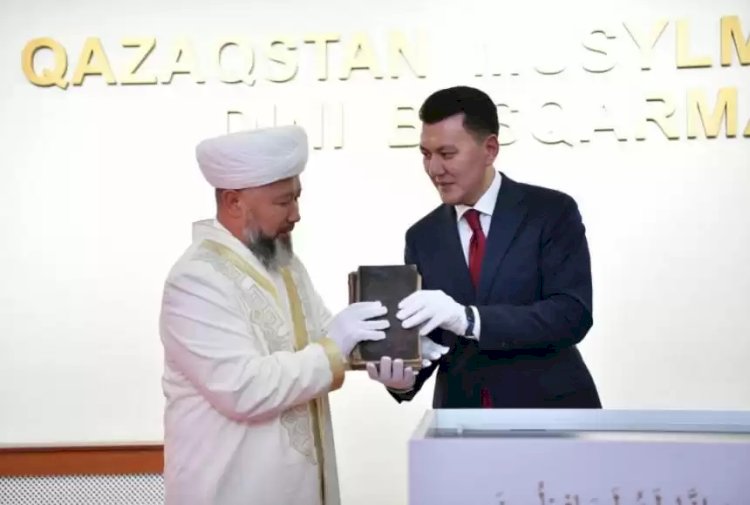 Хан ұстаған құран