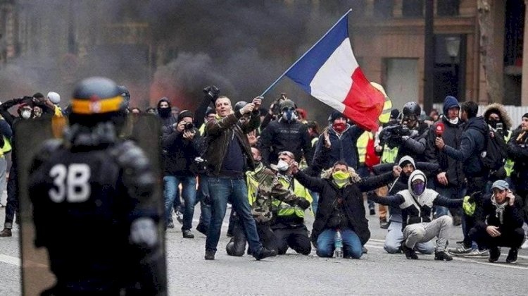 Франциядағы наразылық: Әлеуметтік желі отқа май құйды