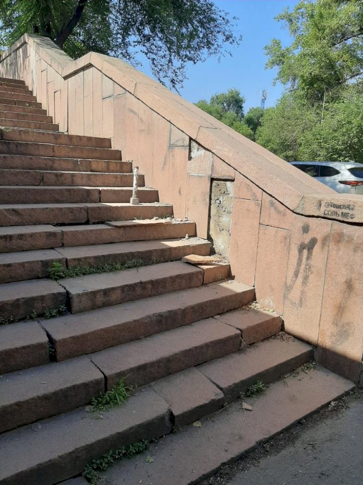 Сейфуллин даңғылындағы көпірде тозған плита­лар қалпына келтірілді