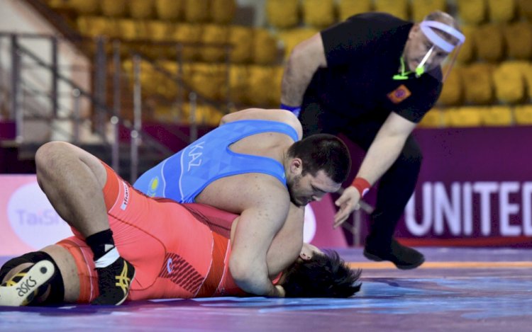 Қанжығада 3 күміс, 1 қола