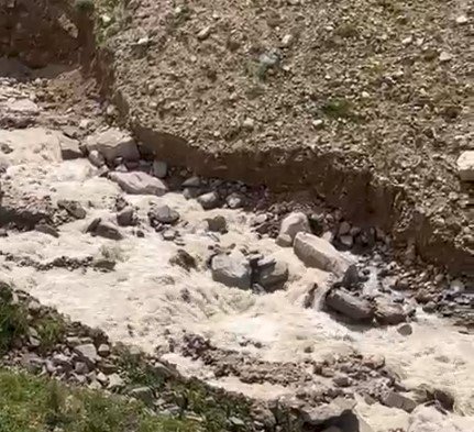 Алматы маңындағы Бесағаш ауылында өзен тасып, медициналық орталықты су басты