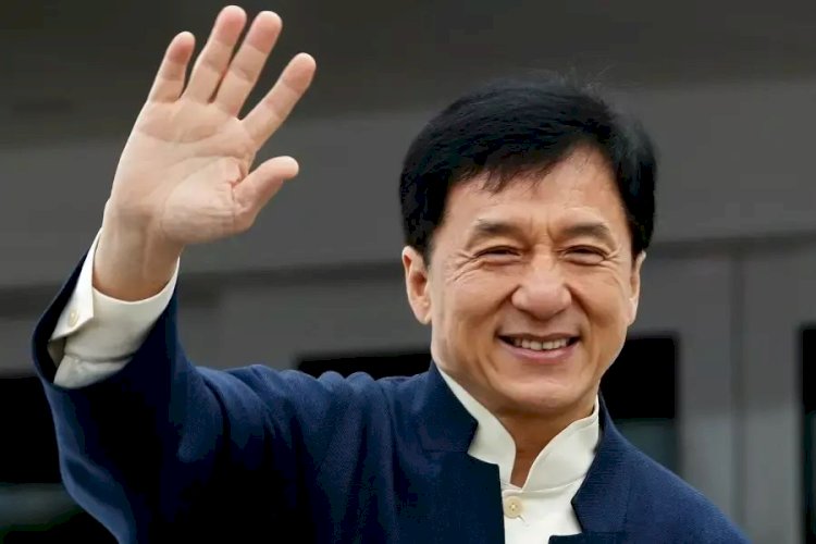 Джеки Чан домбыраға қосылып ән салды