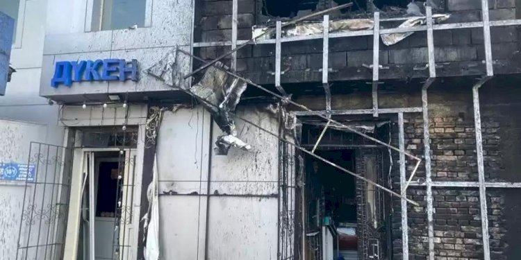 Алматыда сұлулық салоны мен азық-түлік дүкені орналасқан екі қабатты ғимарат өртенді