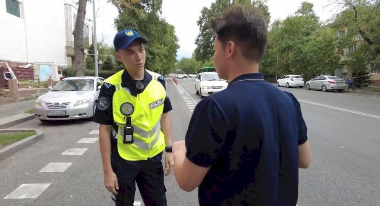 Алматы полицейлері самокат жүргізушілеріне түсіндіру жұмыстарын жүргізуде