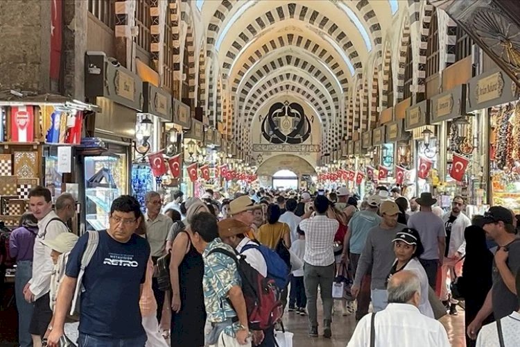 Әуежайда қызметкерді балағаттаған турист түрмеге тоғытылды