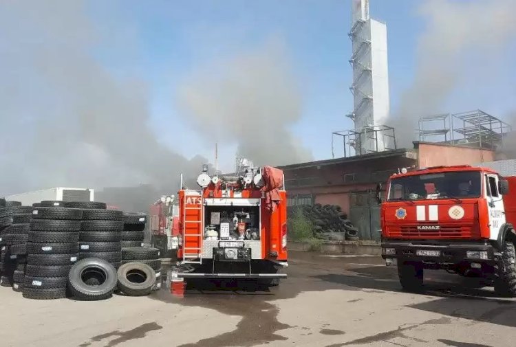 Алматыда дөңгелектерді қайта өңдеу цехы өртенді