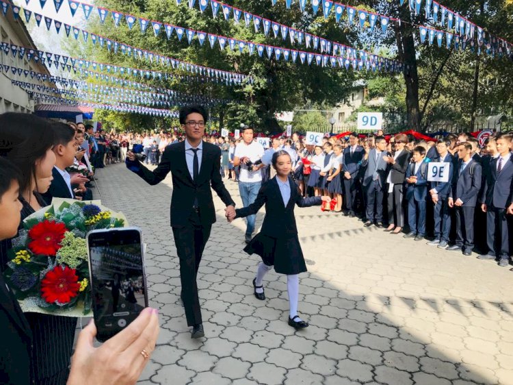 Алматы полицейлері мектеп маңында, жолдар мен салтанатты линейка кезінде кезекшілік атқарады