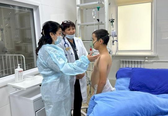 Денсаулық сақтау министрі Қарағандыдағы уланған балаларға барды