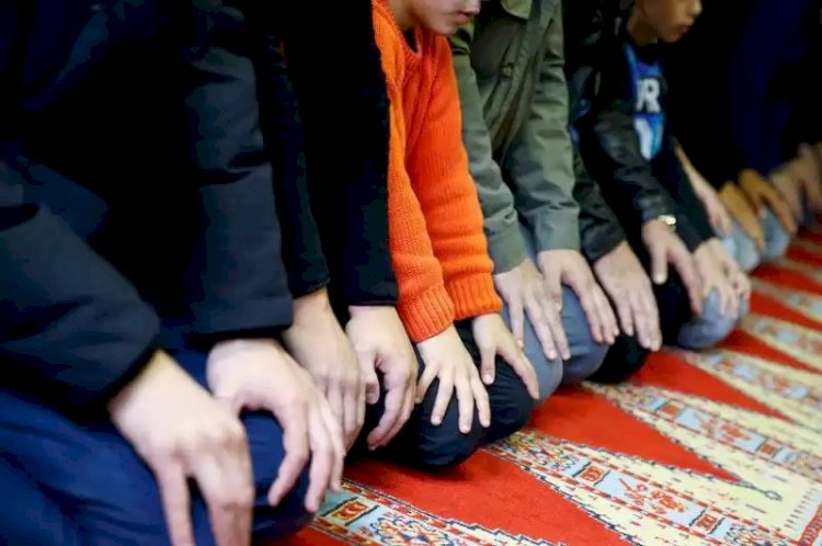 Жұма намазын қоғамдық орындарда оқуға бола ма?