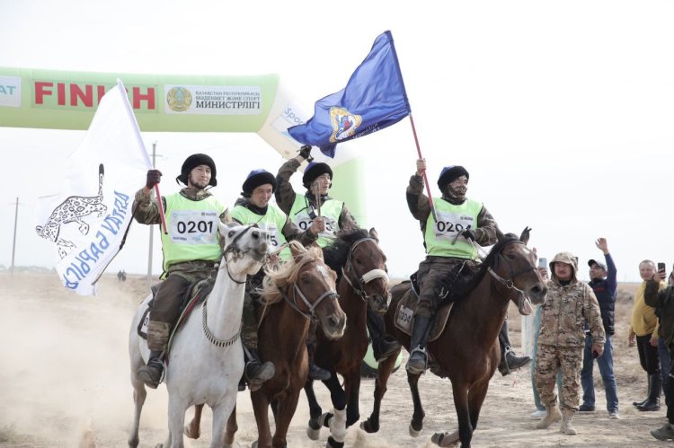 Жеңіс туы жетісулық жігіттердің қолында