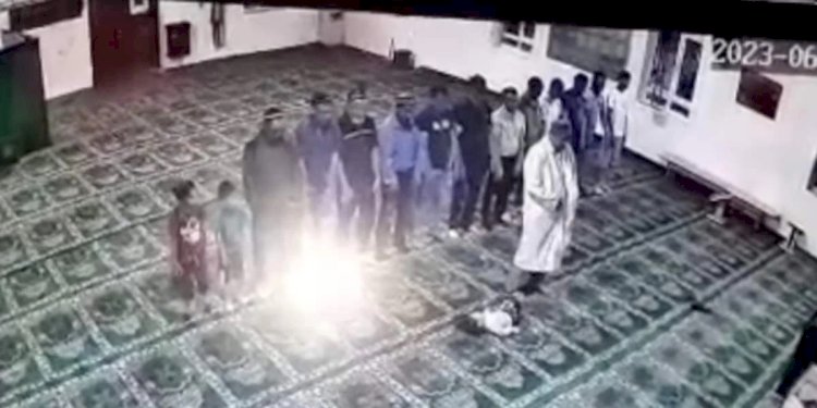 Баланы ұрған имам жұмыстан шығарылды