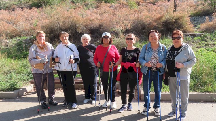 Скандинавиялық жүріс: Алматының 80 жастағы зейнеткерлері қаланың көшелері мен саябақтарында серуендеуде