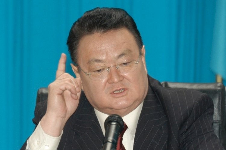 Өз биігінде қалды