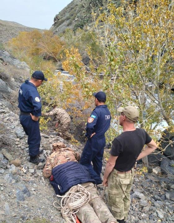 Алакөлде балықшы жартастан құлап кетті