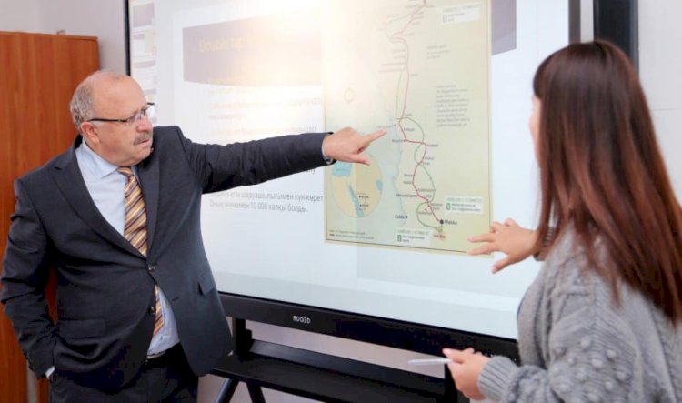 Түркиядағы ең танымал профессорлардың бірі қазақ тілін үйреніп жүр