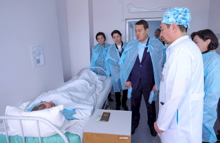 Үкімет басшысы зардап шеккен кеншілердің жағдайын сұрауға барды