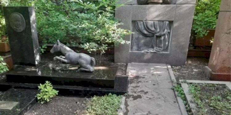 Кеңсай зиратындағы халық әртістерінің қабірі тоналды