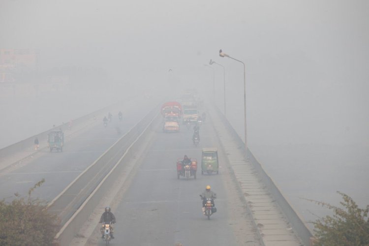 Пәкістанда ауаның ластануынан мыңдаған адам науқастанды