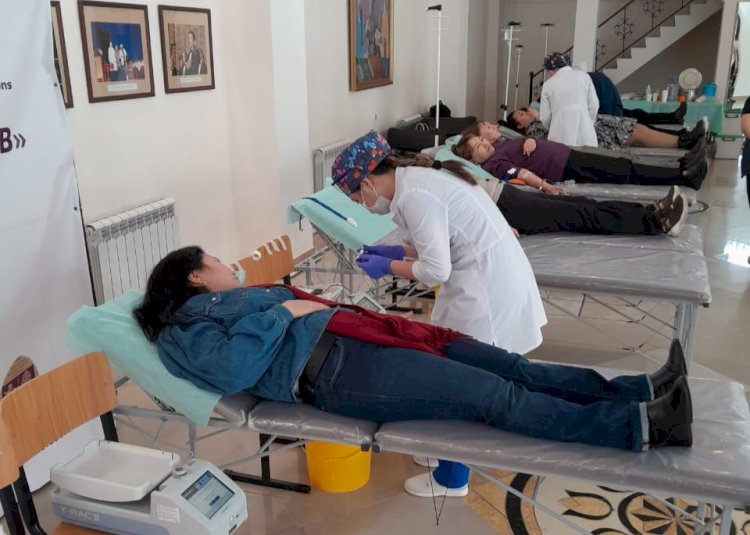 Алматыда студент жастар науқас балаларға 26 литр қан тапсырды