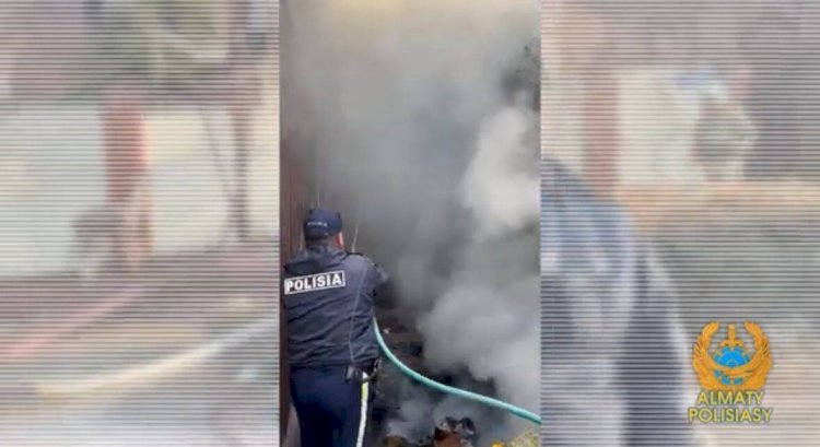 Алматының патрульдік полициясы үй шатырынан шыққан өртті сөндіруге көмектесті