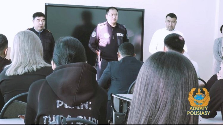 Алматы полицейлері мен еріктілері 100-ден астам есірткі жарнамаларын жойды