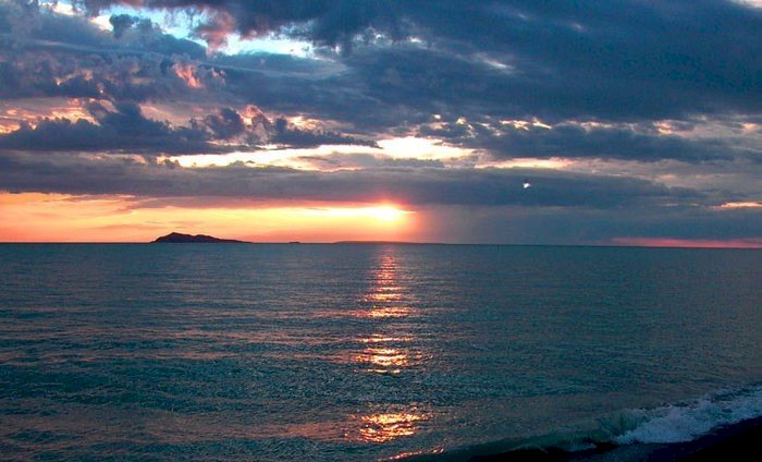 Алакөл бір күнде түсін бірнеше рет өзгертеді