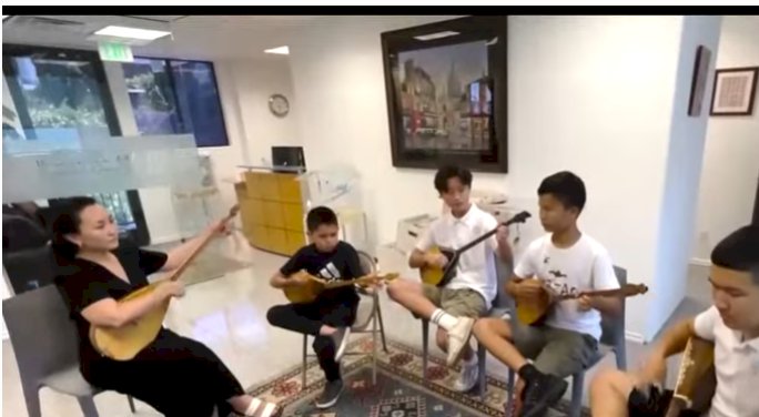 Калифорнияда домбыра үйірмесі бар